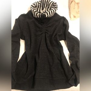 Lululemon "In A Cinch" Reversible Long Sleeve Tee Cowl Neck Pullover-EUC size 6